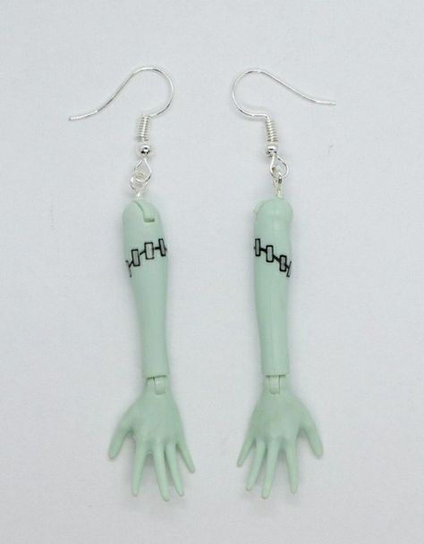 Hands Earrings, Green Zombie, Friday Memes, Lesbian Earrings, Crazy Earrings, Cadeau St Valentin, Funny Friday, Zombie Monster, Funny Friday Memes