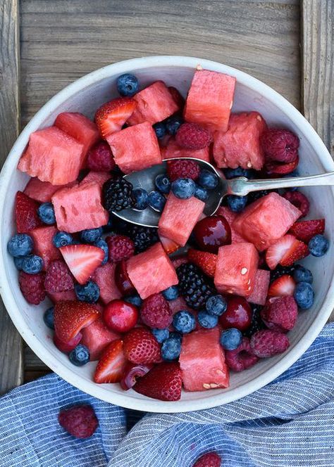 30 Perfect Beach Snacks | Healthy Berry Watermelon Fruit Salad Watermelon Berry Salad, Fruit Bowl Party, Summery Foods, Beach Fruit, Watermelon Fruit Salad, Beach Snacks, Healthy Fruit Salad, Sommer Mad, Fruit Salad Easy