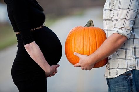 Oh Baby! 18 Swoonworthy Fall Maternity Photos via Brit + Co. Fall Maternity Shoot, Fall Maternity Pictures, Fall Maternity Photos, Billy B, Maternity Photo Shoot, Pregnant Halloween, Fall Maternity, Maternity Photography Poses, Foto Baby