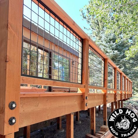 DIY Fence Hog Panel Stair Railing Interior, Hog Wire Railing Decks, Hog Fence Railing, Hog Pen Deck Railing, Black Hog Wire Deck Railing, Hog Wire Porch Railing, Cattle Panel Deck Railing, Hog Panel Deck Railing, Hog Panel Railing