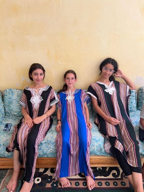 Morocco Girls, Moroccan Clothing, Eid Outfits, Moroccan Culture, Moroccan Dress, Cute Friend Photos, Foto Ideas Instagram, Photography Poses For Men, Cute Friends