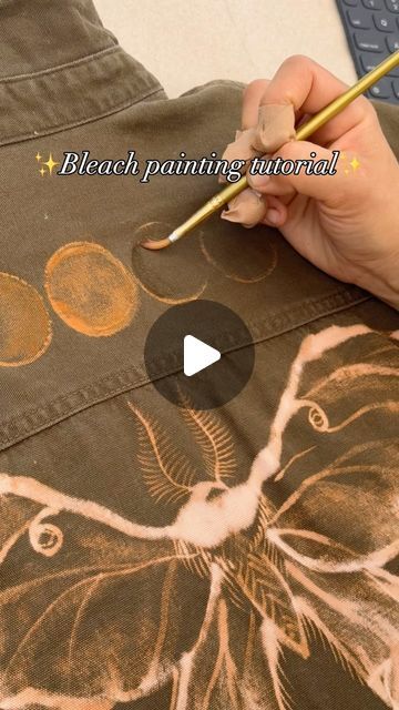 Really Cool Art Projects, Painting On Fabric Ideas, Painting On Clothes Ideas, Bleach Printing, Alternative Fashion Diy, Shirt Painting Ideas, Painting Shirts, Sister Video, Hand Painted Clothes