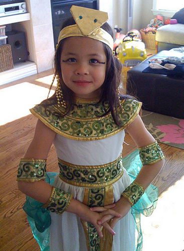 Cleopatra Egyptian Diy Costume, Diy Cleopatra, Egypt Costume, Cleopatra Halloween Costume, Egyptian Crafts, Cleopatra Halloween, Egyptian Party, Egyptian Princess, Goddess Costume