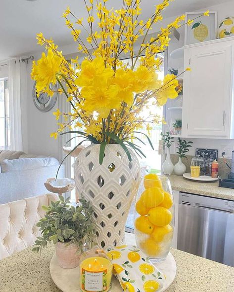 Yellow Kitchen Decorating Ideas, Yellow Lemon Kitchen Decor, Lemon Dining Room Decor, Spring Summer Home Decor Ideas, Yellow Vase Decor, Yellow And White Tablescape, Lemon Centerpiece Ideas Kitchen, Lemon Inspired Decor, Lemon Arrangements Vases