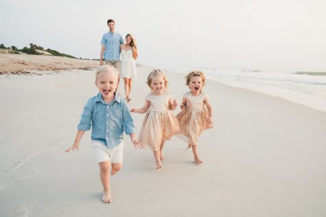 Family Photo Beach Poses, Family Of Five Beach Pictures, Family Picture Beach, Beach Family Of 4 Photos, Family At The Beach, Running Family Photo, Family On Beach, Family Of 5 Beach Pictures, Family Beach Photography