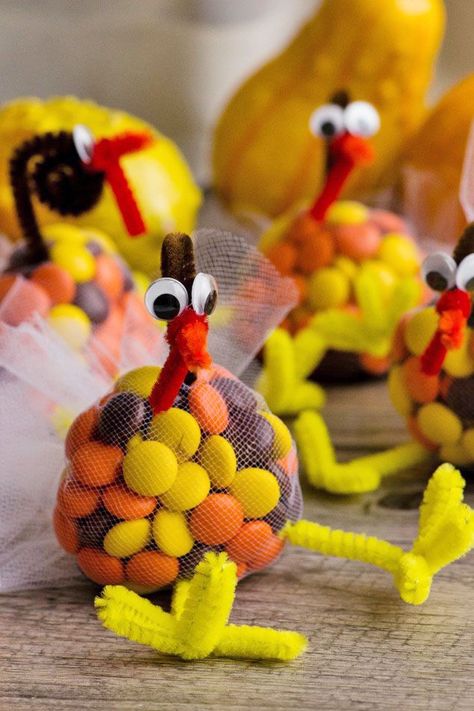 These Thanksgiving Candy Turkey Treats #Thanksgiving #turkey #candy #DIY Candy Turkeys, Thanksgiving Turkey Treats, Thanksgiving Candy, Fun Thanksgiving Crafts, Turkey Treats, Thanksgiving Kids Table, Thanksgiving Crafts Diy, Turkey Crafts, Thanksgiving Craft