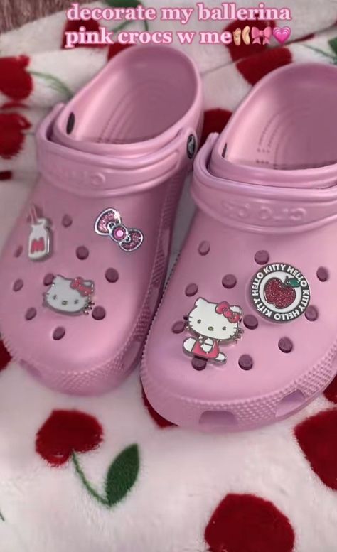 Crocs With Jibbitz, Crocs Aesthetic, Pink Crocs, Crocs Fashion, Hello Kitty Shoes, Crocs Jibbitz, Preppy Shoes, Pretty Shoes Sneakers, Hello Kitty Accessories