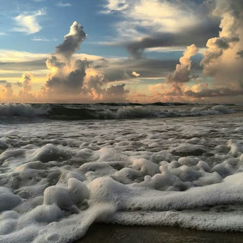 Water Vacation, Clouds Sunset, Book Wallpaper, Sun Sets, Ocean Water, Pretty Sky, Sea Waves, Sky Clouds, Beautiful Sky