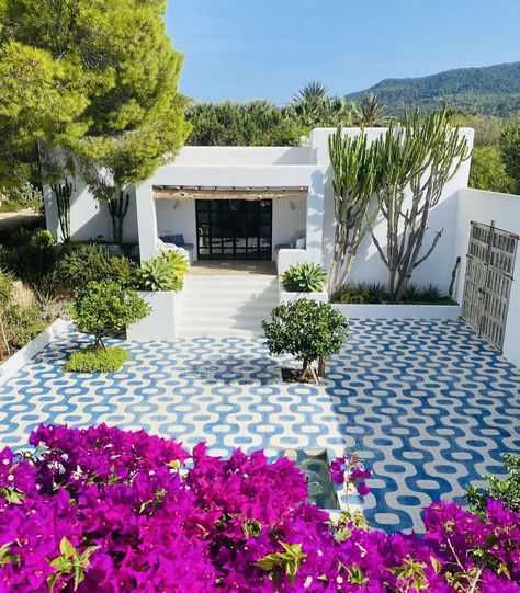 Greece Backyard, Greek Courtyard, Mediterranean Villa Design, Greek Garden, Mediterranean Homes Exterior, Caribbean Homes, Spanish Garden, Resort Architecture, Rooftop Terrace Design