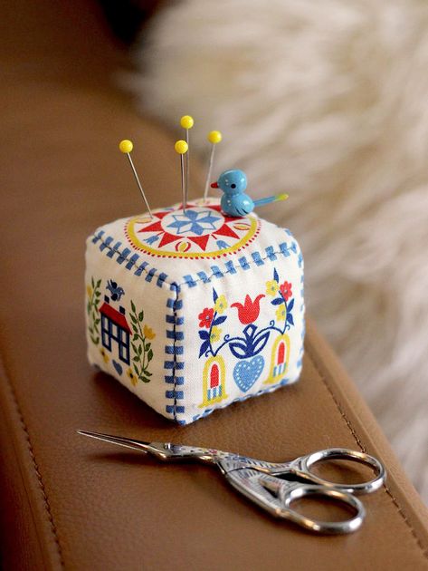 Pin Cushion Ideas, Wee Wonderfuls, Pincushion Patterns, Pin Cushions Patterns, Sewing Machine Projects, Folded Fabric Ornaments, Fabric Christmas Ornaments Diy, Quilted Christmas Ornaments, Needle Holder