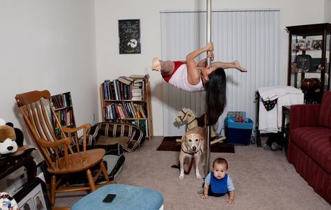 Fantastic Photos of Home Pole Dancing Enthusiasts Dance Workout Clothes, Dance At Home, Dancing Pole, Pole Dancers, Belly Dancing Workout, Pole Dancing Fitness, Pole Dance Moves, Dancers Art, Swing Dancing