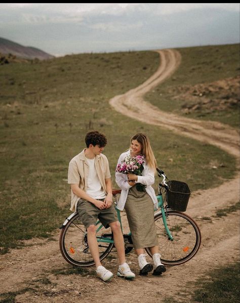 Couple With Bicycle, Vintage Bike Photoshoot, Couple Bicycle Aesthetic, Bicycle Couple, Bicycle Photoshoot, Shooting Couple, Sibling Poses, Deeply In Love, Bike Photoshoot