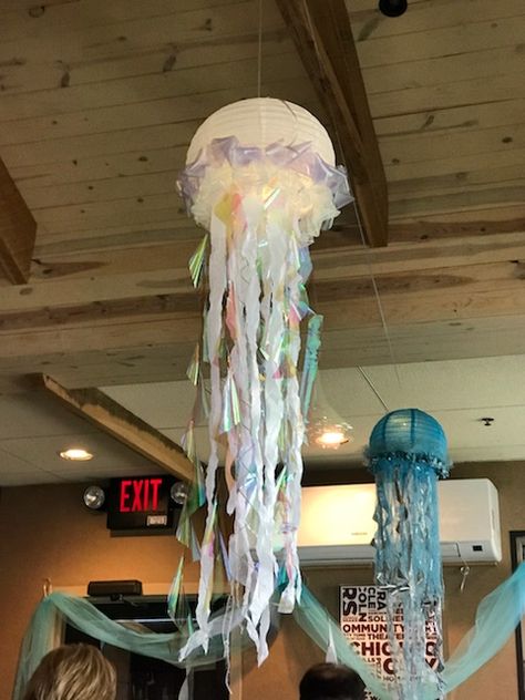 Jelly fish lights made from paper lanterns, streamers, fabric and lots of hot glue Paper Lantern Octopus, How To Make Jellyfish Lanterns, Jelly Fish Pumpkin, Jelly Fish Lantern, Fish Paper Lantern, Jelly Fish Craft, Jellyfish Project, Jellyfish Ideas, Fish Lights