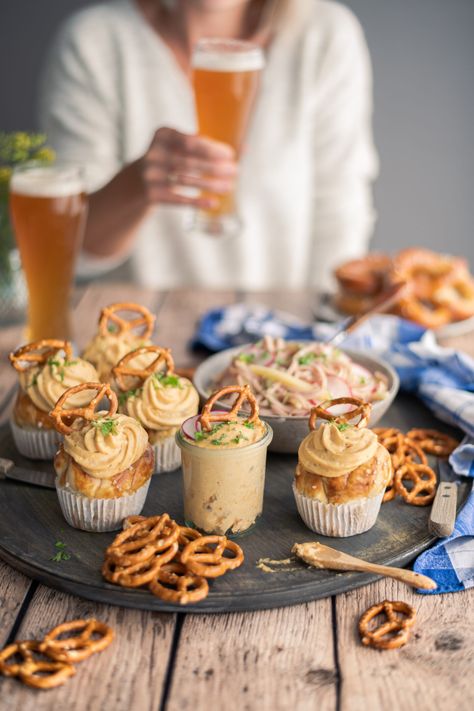 Selbst, wer nicht beim Original auf der Theresienwiese dabei sein kann oder wem der Trubel auf der Wiesn zu viel ist, der muss nicht auf das unvergleichliche Feeling des Münchner Oktoberfests verzichten. Hol dir die Wiesn doch einfach zu dir nach Hause und feiere eine Oktoberfestparty, die dem Münchner Original in kaum etwas nachsteht. Logisch, Deko, Musik … Oktoberfest – 3 leckere und einfache Rezepte für zu Hause Weiterlesen » Oktoberfest Snacks, Oktoberfest Party, Kitchen Stories, Mini Cupcakes, Finger Foods, Birthday Ideas, Snacks