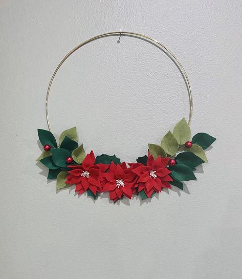 Christmas Wreath Felting, Felt Poinsettia Wreath, Felt Christmas Wreath, Candy Cane Wreath Diy, Felt Poinsettia, Julkransar Diy, Felt Wreaths, Xmas Embroidery, Yarn Wreaths