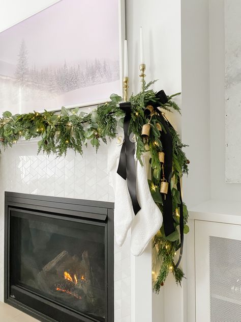 Fireplace Garland Hooks, Bells On Mantle Christmas, Christmas Garland Tv Stand, Garland Entryway, Layered Garland, Christmas Staircases, Christmas Eve Dinner Menu, Christmas Garland Fireplace, Christmas Fireplace Mantel