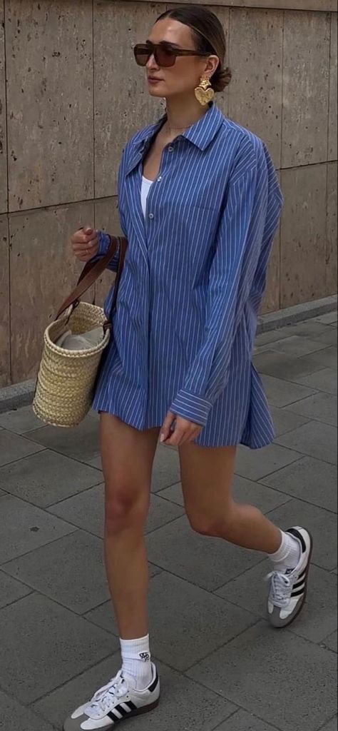 London Style Spring 2023, Birkenstock Arizona Outfit Street Styles, City Summer Outfits 2023, Europe Summer Fashion Street Styles, Scandi Street Style Summer, European City Summer Outfits, Amsterdam Street Style Summer, Nordic Summer Outfit, Scandinavian Street Style 2024