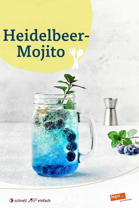 Fast schon zu schön, um ihn zu trinken - unser fruchtiger Heidelbeer-Mojito ist ein wahrer Hingucker! Ein kalter Mix aus Rum, Limettensaft, Blue Curacao und Heidelbeeren lassen diesen erfrischenden Sommerdrink in blauen Farben erstrahlen. Weitere Rezept Ideen für Cocktails und Drinks mit Alkohol (natürlich auch ohne :-)) findet ihr aus unserer Website! Blue Curacao Drinks, Disney Movie Night, Blue Curacao, Snacks Für Party, Cocktail Bar, Mojito, Snacks, Drinks, Tableware