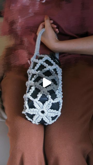 Macrame • Handmade • Tutorial • Fiber Arts on Instagram: "Finally made this multifunctional bottle holder with flower pattern on the base, it can be a bottle holder for any size. And it can be a wine carrier bag, it’s depend on your need〰️

The handle is app. 36cm long, if you want to add another long strap also possible. I love the result❤️

What do you think?✨

#macrame #macramebottleholder #macramewallhanging #macramemakers #macrameforbeginners
#knots #macramebag #macramestrap #macramecoaster #handmade #diy #macrametutorial #diyprojects #macramehathanger #hathangertutorial #lifehacks #macramemovements #macramelove #macramehack" Macrame Water Bottle Holder Diy Tutorial, Macrame Bottle Holder, Wine Carrier Bag, Handmade Tutorial, Wine Carrier, Hat Hanger, Diy Holder, Macrame Bag, Water Bottle Holders