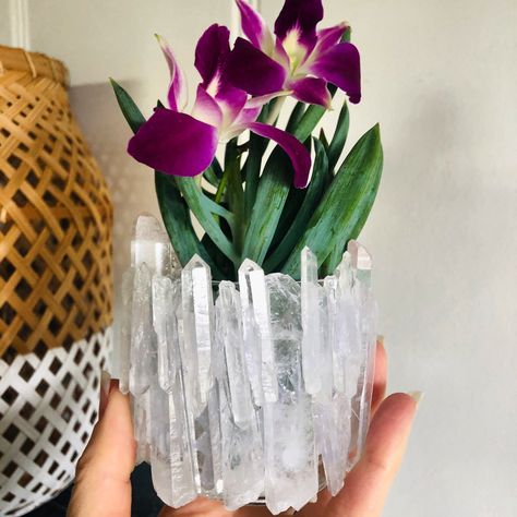 Crystals For Home Decor, Crystal Vase Decor Ideas, Diy Crystal Crafts, Glass Crafts Diy, Crystal Room Decor, Vase Plant, Spa Interior Design, Crystal Room, Crystal Centerpieces