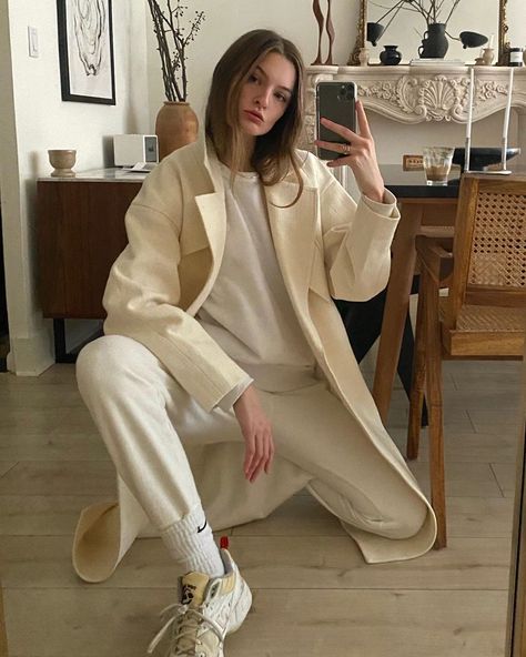 Christie Tyler on Instagram: “sweats are the new black 🖤” Christie Tyler, Outfitinspo Style, Cashmere Loungewear, Best Loungewear, Vast Landscape, Sneaker Trends, Off Duty Outfits, Sweatpants Outfit, Dad Sneakers