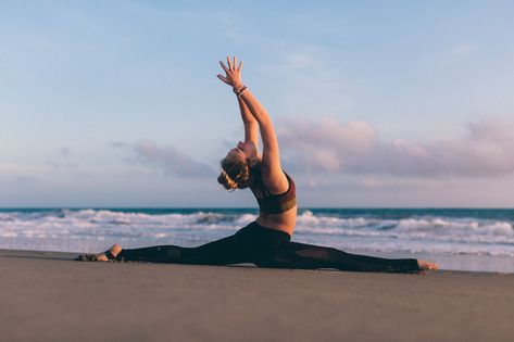 Split Yoga, Yoga On The Beach, Yoga Poses Photography, Flexibility Dance, Yoga Inspo, Gymnastics Poses, Yoga Pictures, Yoga Exercises, Foto Tips