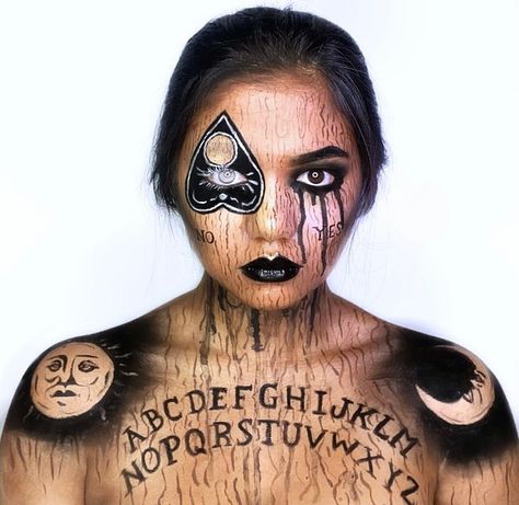 Day 5 of #31daysofhalloween 🤎 • 𝐎𝐔𝐈𝐉𝐀 ( ojo editado ) Si lo comparten en sus historias por fa etiquétenme para así yo poder verlo 😊 • • •… Ouija Board Makeup, Horror Halloween Makeup, Crazy Halloween Makeup, Creative Halloween Makeup, Holloween Makeup, Creepy Makeup, Witch Makeup, Halloween Eye Makeup, Halloween Queen