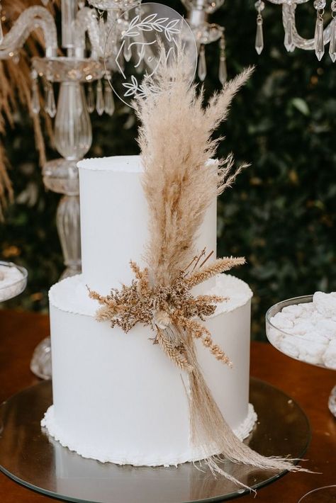 Bakery Drawing Boho Wedding Renewal, Boho Wedding Bar Decor, Boho Chic Cake Ideas, Boho Cake Wedding, Small Boho Wedding Cake, Pampas Wedding Cake, Wedding Cake With Pampas, Boho Wedding Cake Bohemian Style, Pampas Grass Wedding Cake