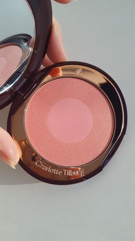 Charlotte Tilbury Aesthetic, Charlotte Tilbury Cheek To Chic, Makeup Charlotte Tilbury, Koleksi Makeup, Evening Eye Makeup, Selfcare Skincare, Charlotte Tilbury Makeup, Makeup List, Makeup Package