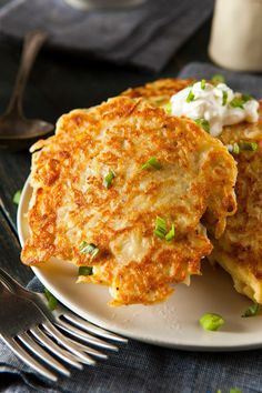 Boxty - a traditional Irish recipe!  An Irish potato pancake made with a mix of mashed and grated potatoes. Boxty Recipe, Irish Boxty, Irish Potato Pancakes, Potato Pancake, Irish Cooking, Irish Potato, Irish Recipes Traditional, Irish Dishes, Irish Cuisine