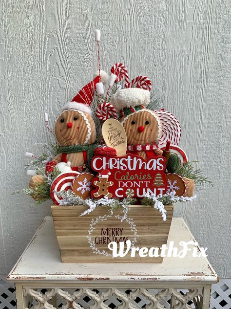 Gingerbread Centerpiece Ideas, Gingerbread Centerpiece, Cookies Peppermint, Gingerbread Designs, Gingerbread Dolls, Gingerbread House Ideas, Large Arrangement, Styrofoam Crafts, Christmas Florals