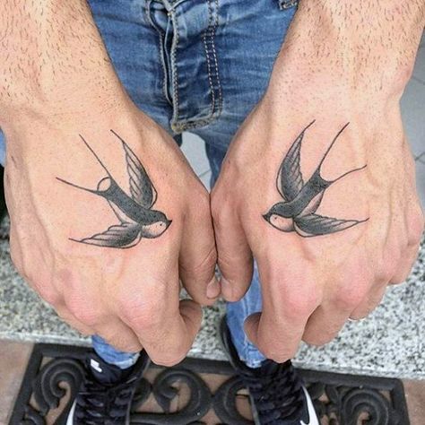 Swallow Hand Tattoo, Bird Hand Tattoo, Swallow Tattoo Design, Herren Hand Tattoos, Small Symbol Tattoos, Swallow Tattoo, Retro Tattoos, Hand Tattoos For Women, Small Hand Tattoos