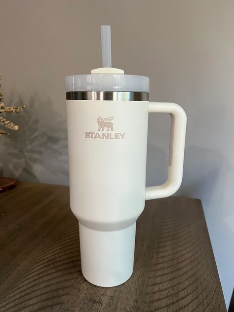 Water Smoothies, Stanley Water Bottle, Stanley Products, Trendy Water Bottles, Vacuum Insulated Water Bottle, Cute Water Bottles, Drinking Accessories, Stanley Quencher, Tea Or Coffee