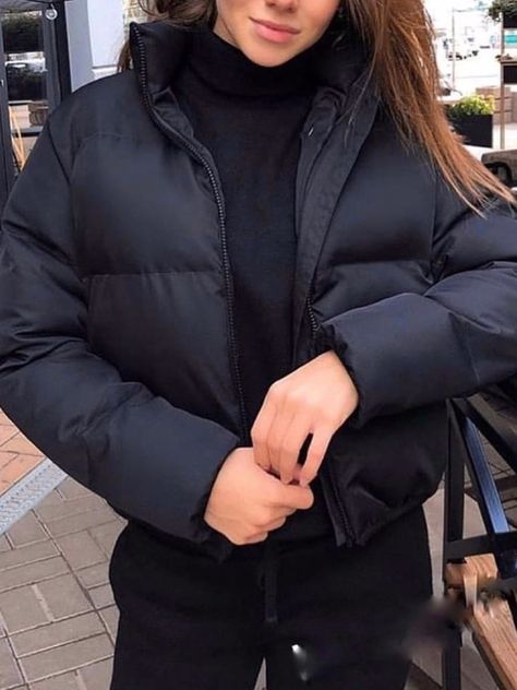 Short Jackets For Women, Short Jacket Outfit, Winter Jacket Outfits, Black Winter Jacket, Short Puffer Jacket, Bubble Coat, School Looks, Looks Street Style, Puffy Jacket