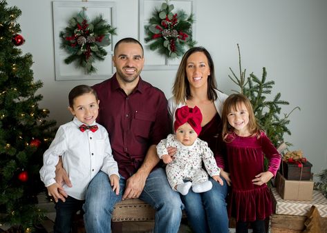 Christmas family pictures with red, white, maroon color scheme. Plaid Christmas Outfit, Family Photography Outfits, Family Christmas Outfits, Family Christmas Pictures, Black Families, Clothing Photography, Maroon Color, Family Pictures, Christmas Pictures