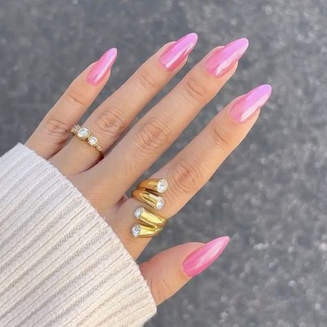 20 Pink Chrome Nail Ideas That Prove Metallic Manis Are Here to Stay Long Round Nails, Glazed Donut Nails, Donut Nails, Pink French Manicure, Pink Chrome Nails, Cute Pink Nails, Light Pink Nails, Glazed Donut, Moon Nails