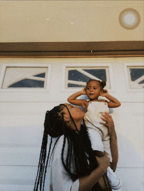 Black Mom And Daughter Aesthetic, Black Mom White Dad, Black Mom Aesthetic, Mommy And Daughter, Black Motherhood, Mother Daughter Fashion, Girl With Brown Hair, Mommy Daughter