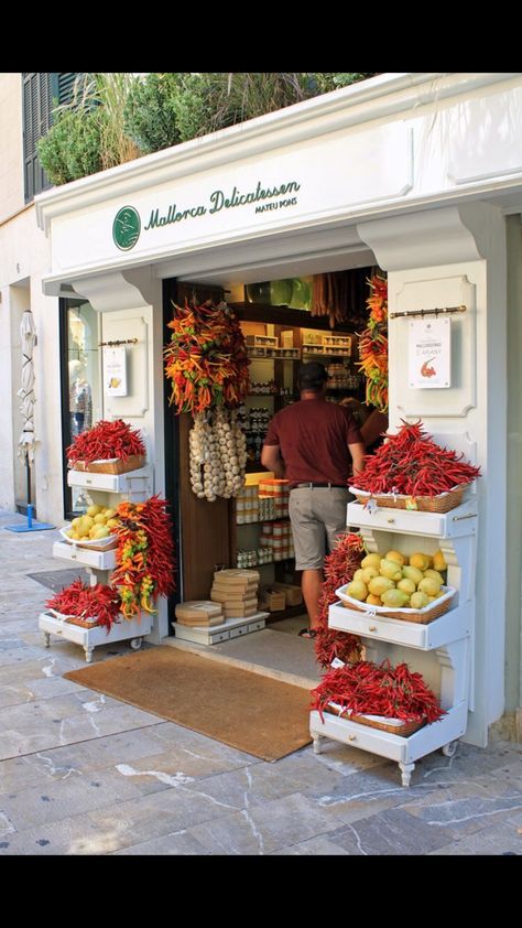 Supermarket Design Interior, Juice Bar Design, Fruit And Veg Shop, Store Shelves Design, Smoothie Shop, Vegetable Shop, Grocery Store Design, Store Design Boutique, Supermarket Design