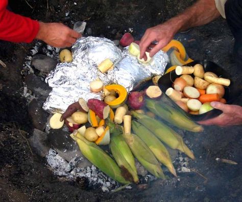 The Hangi of the Maori New Zealand Hangi, Maori Hangi Food, New Zealand Food Traditional, Maori Food, Earth Oven, New Zealand Cuisine, Kiwi Christmas, Pit Cooking, 21st Ideas