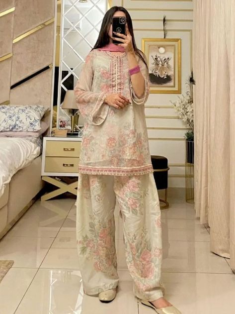 Eastern Outfit Ideas, Pakistani Eid Dress Ideas, Pakistani Suits Casual, Meera Rajput, Eid Outfits Pakistani, Eid Aesthetic, Eid Dress Ideas, Eastern Dress, Simple Dress Casual