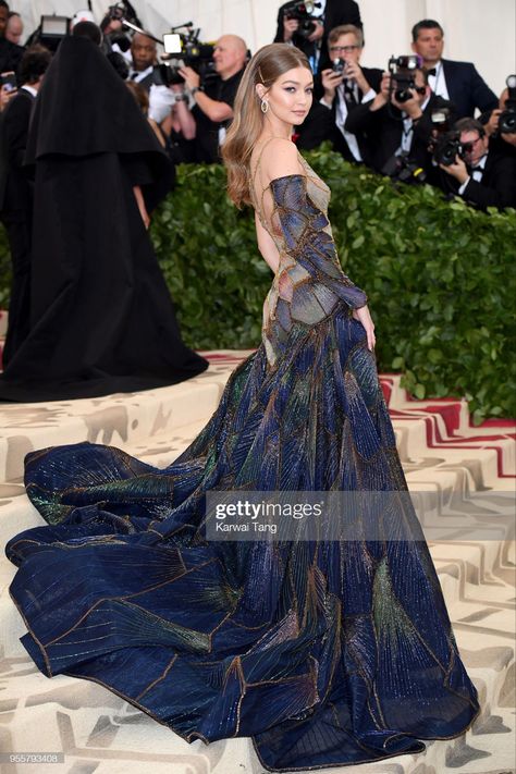 ليلي كولينز, Met Gala Outfits, Met Gala Dresses, Gala Outfit, Gala Fashion, Versace Dress, The Met Gala, Iconic Dresses, Butterfly Dress