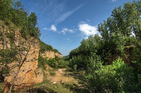 6. Mines of Spain State Recreation Area: The Mines of Spain in Dubuque is a perfect spot for hikers, with over 21 miles of trails. During winter, the area even opens up for cross-country skiers. Iowa Hiking, Horseback Riding Trails, Iowa Travel, Cross Country Skier, Best Campgrounds, Spring Hiking, Backcountry Camping, Midwest Travel, Forest City