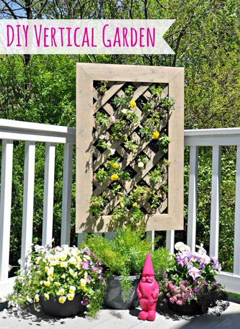 60 Outdoor Project You Can Build Yourself | Pneumatic Addict Diy Vertical Garden, Bed Tutorial, Lattice Garden, Vertical Garden Diy, Meteor Garden 2018, Vertical Gardens, Homestead Survival, Back Gardens, Flower Bed