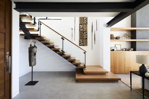 Coastal contemporary home in Southern California gets a luxe update Stairway Decor Ideas, Stairway Decorating, Staircase Wall, Staircase Makeover, Interior Stairs, Modern Staircase, Inviting Home, Spiral Staircase, Staircase Design