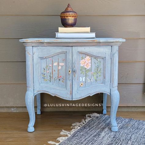 Happy Sunday 💞 Hand painted endtable or nightstand, this is a solo table, ✨️NOT PAIRED✨️. Painted in a custom milk paint colour with floral stencils added to the door and sides. Design added to the top as well and lightly distressed. 25.5"L X 23"H X 17"D DM ME WITH INQUIRIES. Floral Stencils, Milk Paint Colors, Table Home Decor, Floral Stencil, Home Decor Table, Bedroom Table, Table Bedroom, Paint Colour, Cream Yellow