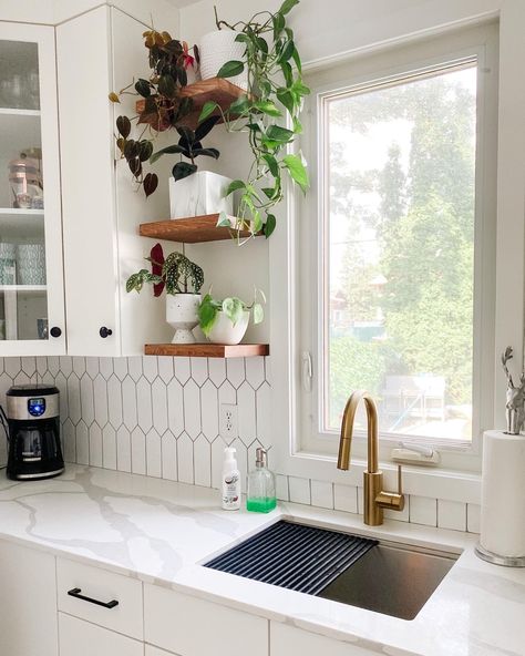 White Cabinets Hexagon Backsplash, Pickett Kitchen Tile, Long Hexagon Backsplash Kitchen, Pickett Kitchen Backsplash, White Gold Kitchen Backsplash, White And Black Kitchen Backsplash, White Picket Backsplash Kitchen, Picket Backsplash Kitchen, White Wood Kitchen Ideas