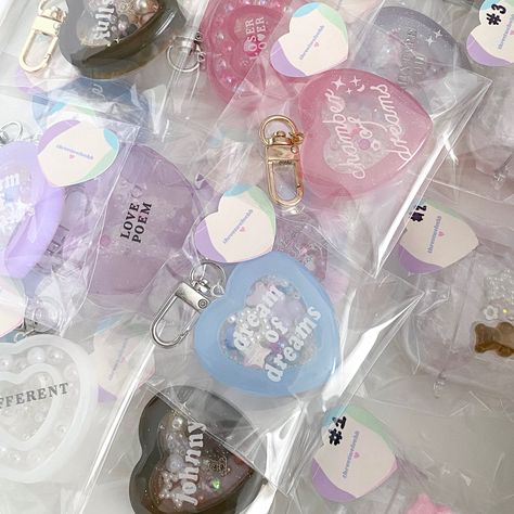 Aesthetic Resin Keychain, Resin Toploader, Shaker Resin Keychain, Resin Kpop Charms, Resin Shaker Charm, Diy Resin Keychain, Resin Shakers, Small Business Design, Diy Case