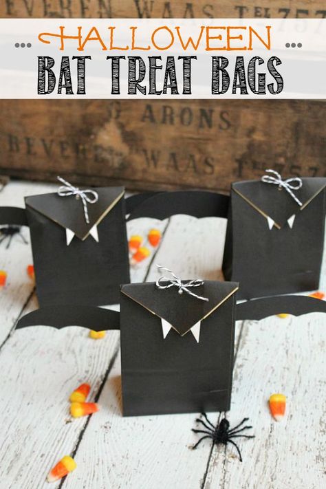 Halloween Wedding Favors, Halloween Treat Bags Diy, Diy Halloween Treats, Dulces Halloween, Halloween Kunst, Halloween Treats Easy, Diy Halloween Projects, Halloween Treat Bags, Halloween Bat