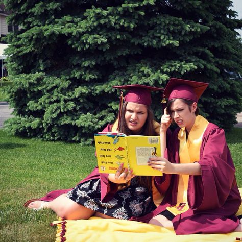 Funny Graduation Photoshoot, Funny Senior Photos, Funny Grad Pics, Funny Grad Photos, Funny Graduation Photos, Funny Graduation Pictures, Teenage Parents, Funny Photoshoot, High School Graduation Photos