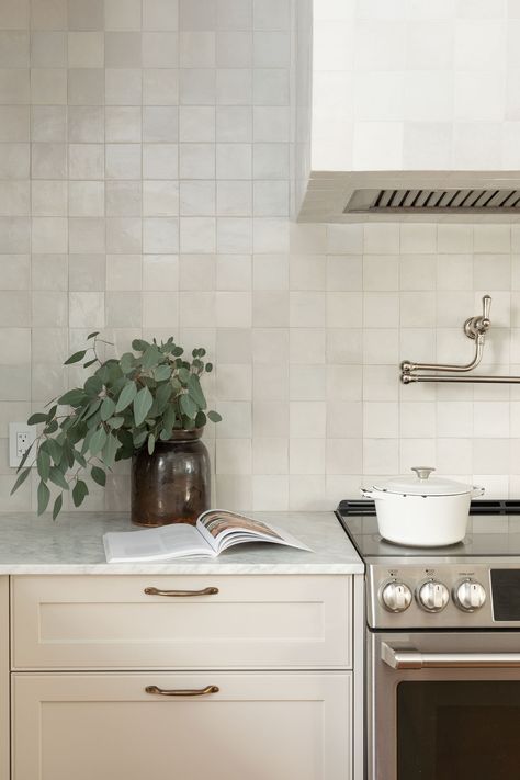 Creamy cabinets with a texture square tiles for a cozy kitchen design Square Tile Backsplash Kitchen, Square Backsplash Tile, Square Tile Backsplash, Farmhouse Lifestyle, Tile Backsplash Kitchen, Natural Tile, Kitchen Reno Ideas, Square Tiles, Farmhouse Kitchens